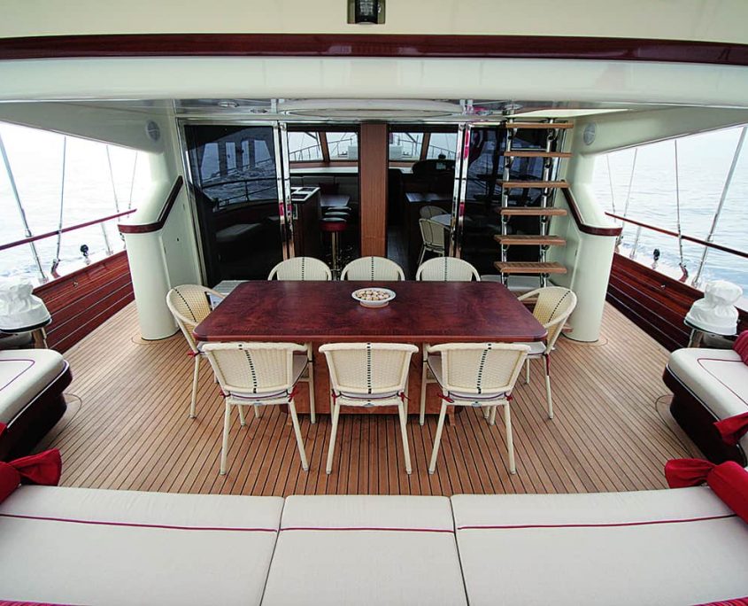 SERENITY 86 - Aft Seating Area