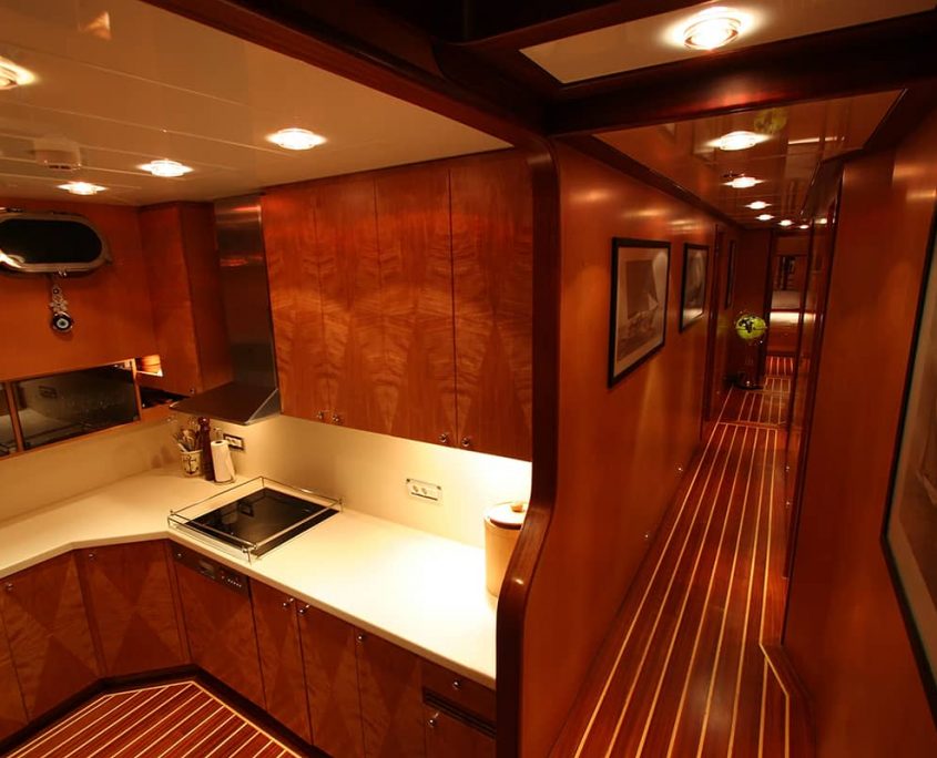 SERENITY 86 - Corridor & Galley