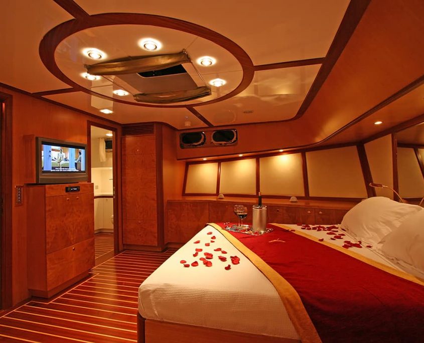 SERENITY 86 - Master Cabin