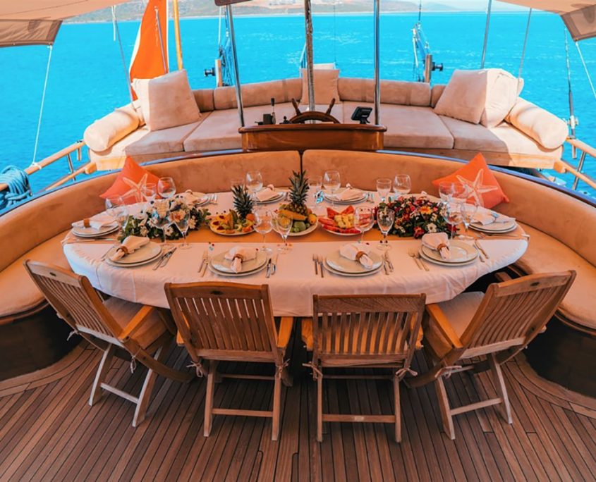 WICKED FELINA Aft deck