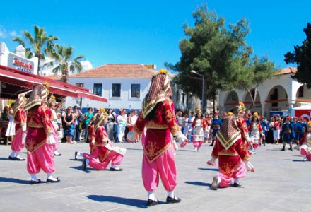 folk-dance-on-bodrum-streets folk-dance-on-bodrum-streets