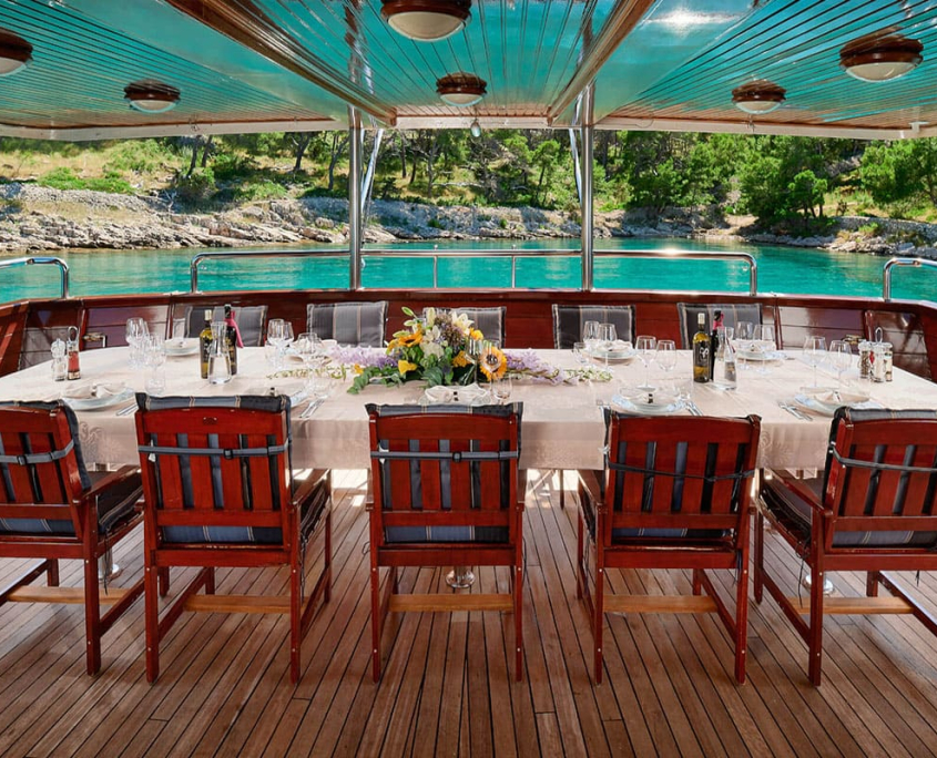 LUNA Aft deck (2) LUNA Aft deck (2)