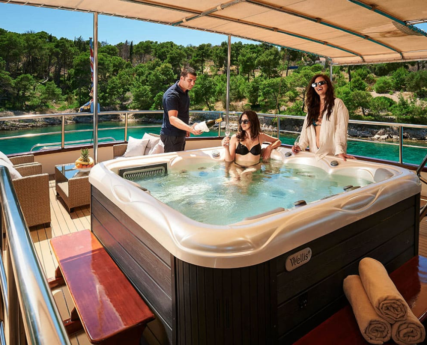 LUNA Jacuzzi (2) LUNA Jacuzzi (2)