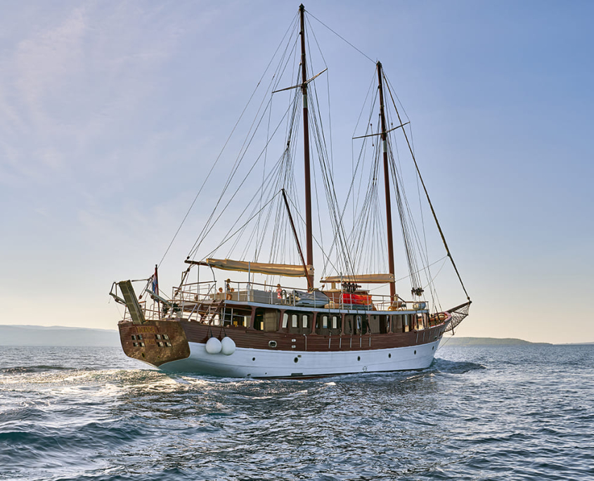 ROMANCA Cruising (2) ROMANCA Cruising (2)