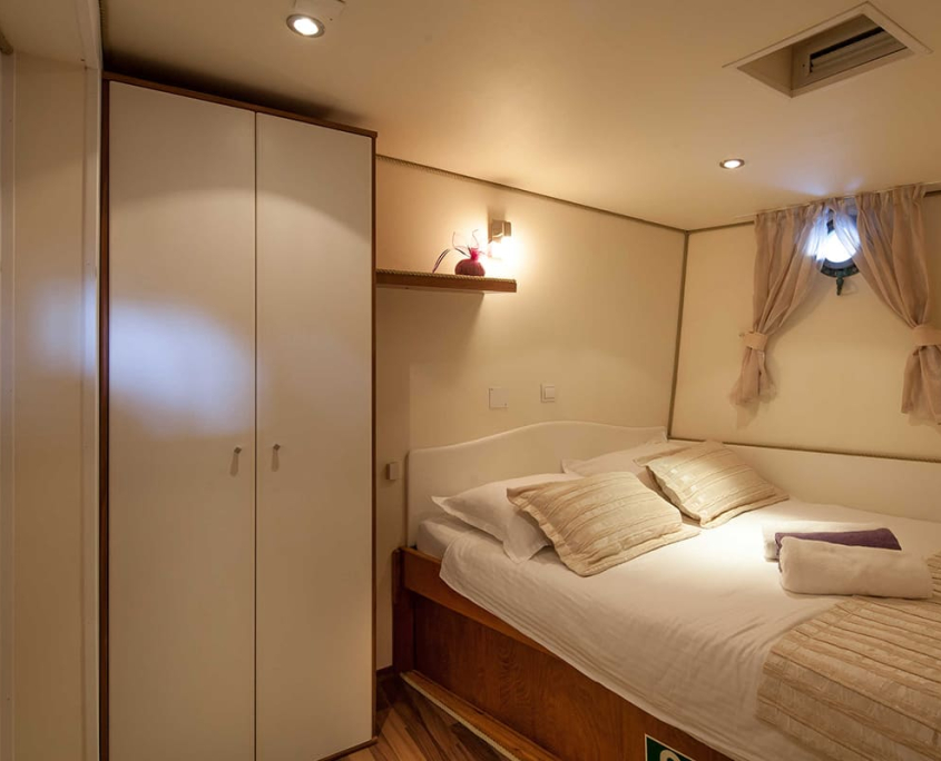 ROMANCA Double cabin (4) ROMANCA Double cabin (4)