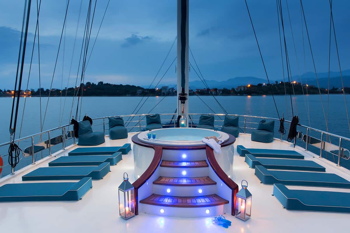 QUEEN ATLANTIS Jacuzzi on Upper deck