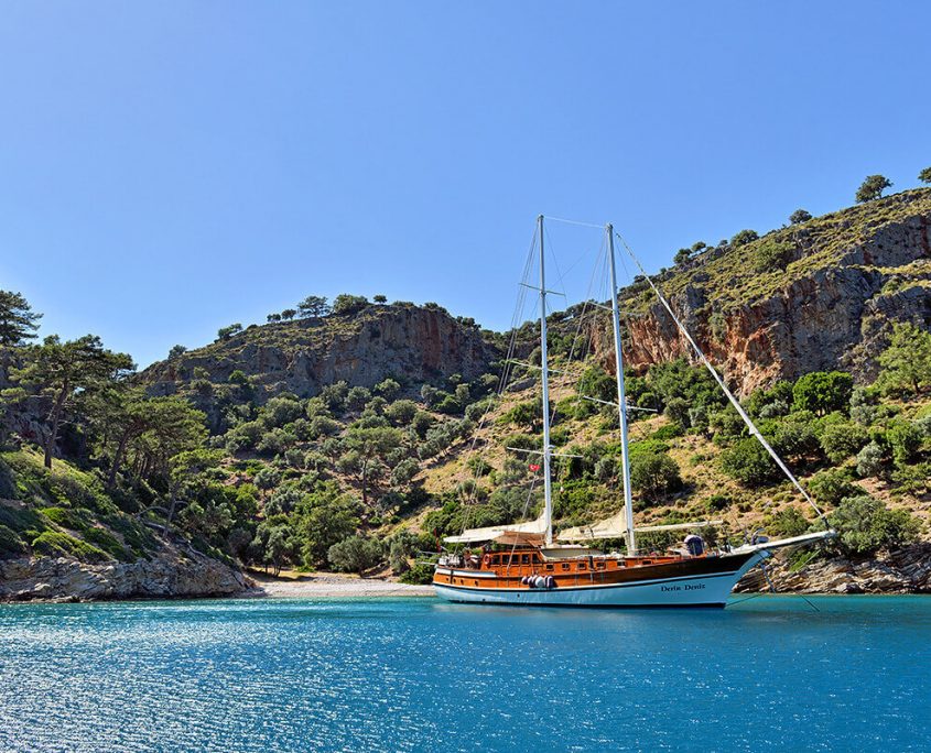 DERIN DENIZ Anchored