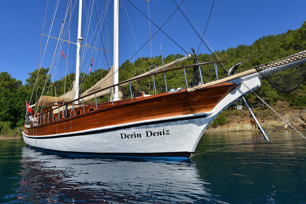 DERIN DENIZ Front view