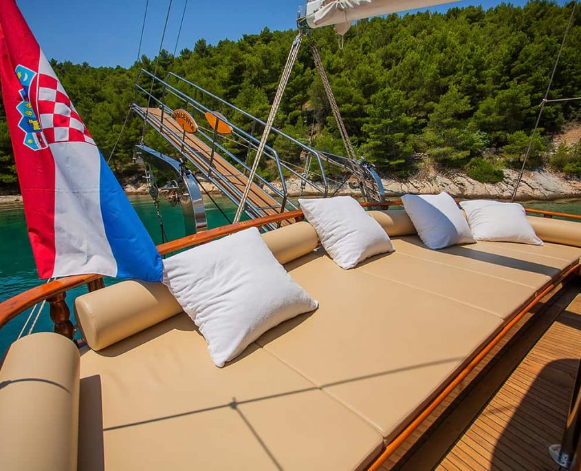 DOLCE VITA Cushioned area on Aft deck