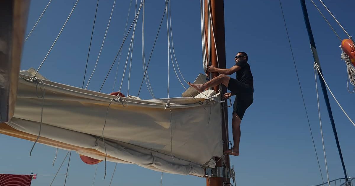 LA REINE Preparation for sailing