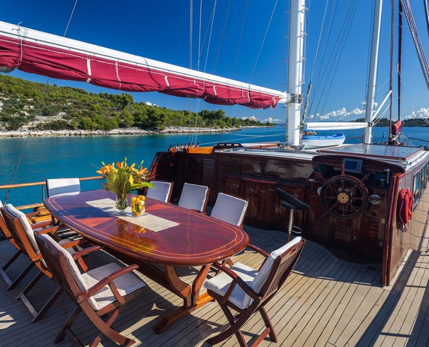 NOSTRA VITA Aft deck