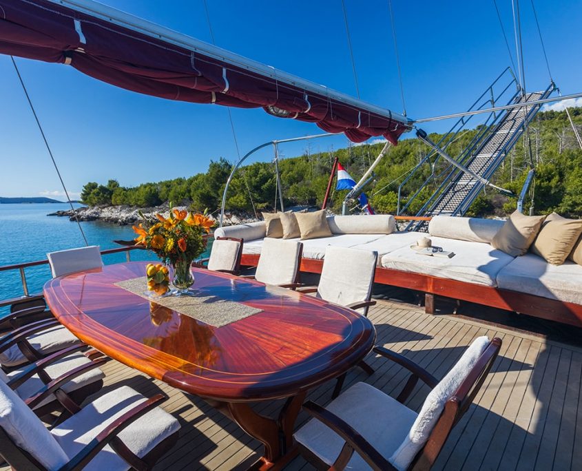 NOSTRA VITA Aft deck