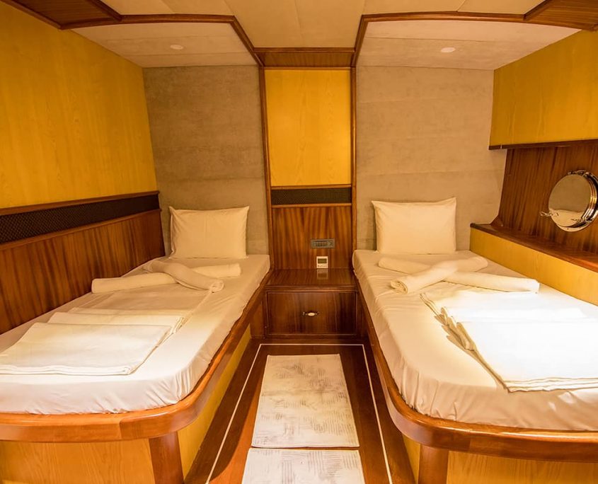 NEVRA QUEEN Twin cabin