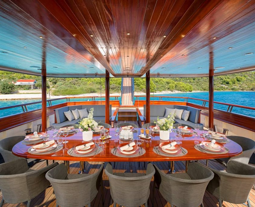 SON DE MAR Dining area on Aft deck