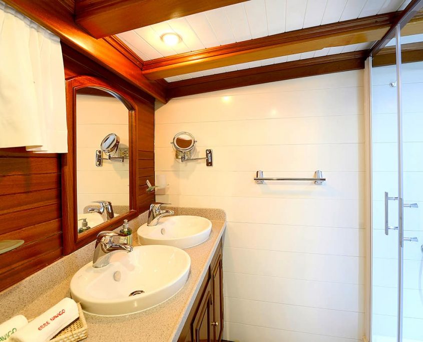 ECCE NAVIGO Bathroom