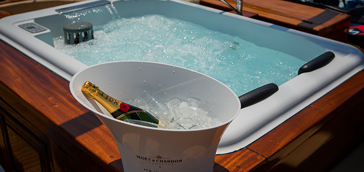 CHAMPAGNE AND JACUZZI