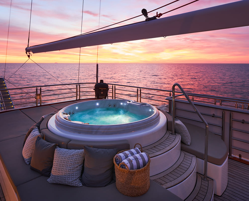 LOVE STORY Jacuzzi - sunset