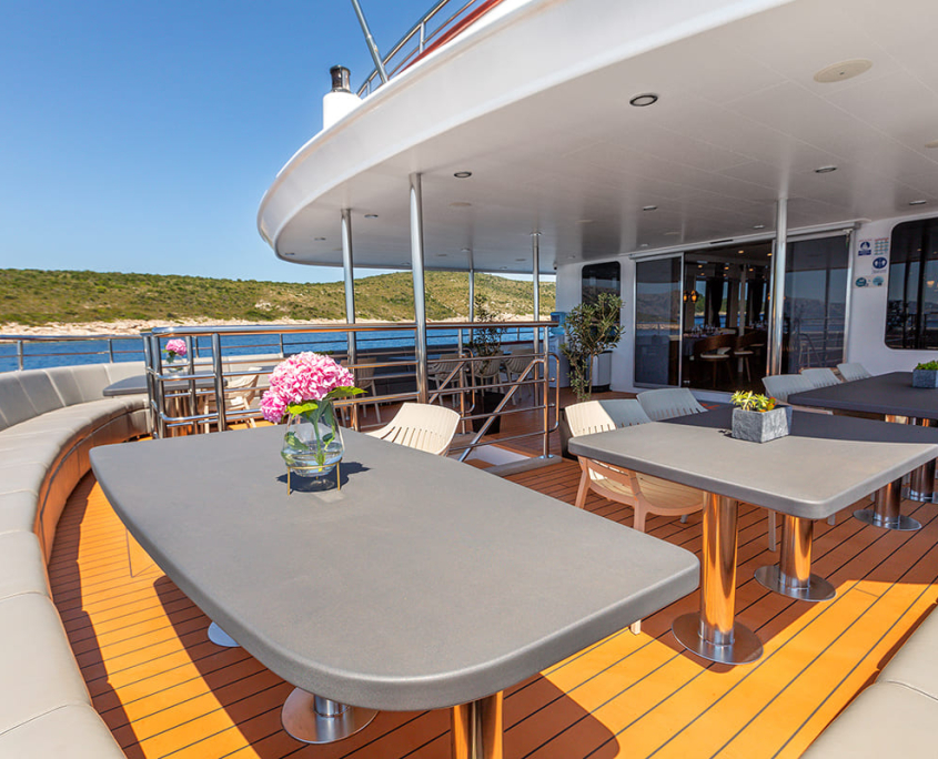 YOLO Al fresco dinning - Upper deck Aft YOLO Al fresco dinning - Upper deck Aft