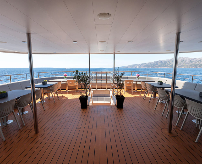 YOLO Al fresco dinning - Upper deck Aft YOLO Al fresco dinning - Upper deck Aft