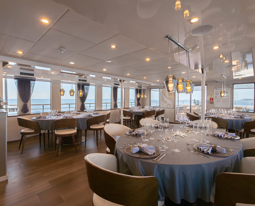 YOLO Dinning area in salon - Upper deck YOLO Dinning area in salon - Upper deck