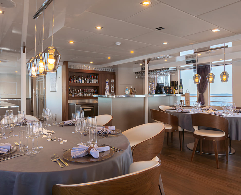 YOLO Dinning area in salon - Upper deck YOLO Dinning area in salon - Upper deck