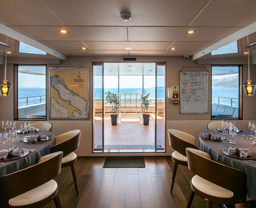 YOLO Dinning area in salon - Upper deck YOLO Dinning area in salon - Upper deck