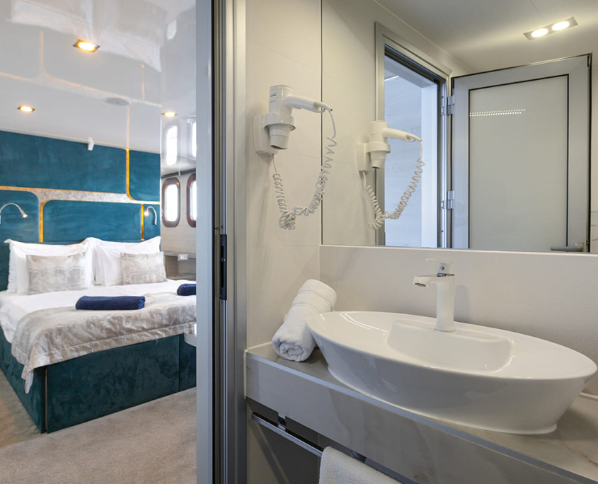 YOLO Double stateroom en suite - Main deck YOLO Double stateroom en suite - Main deck