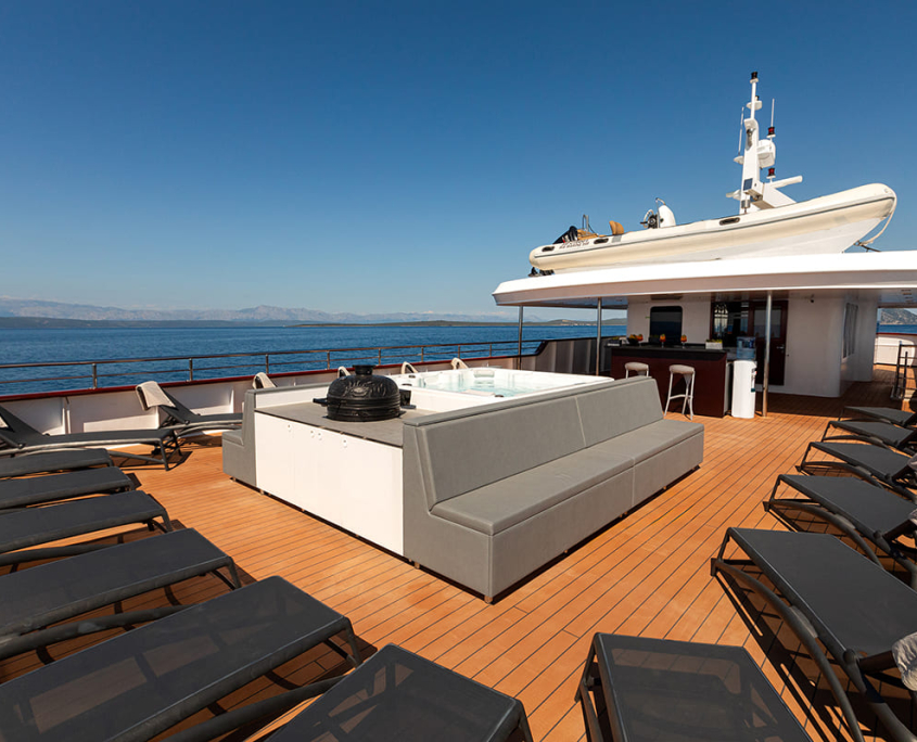 YOLO Jacuzzi and sun loungers - Sun deck Stern YOLO Jacuzzi and sun loungers - Sun deck Stern