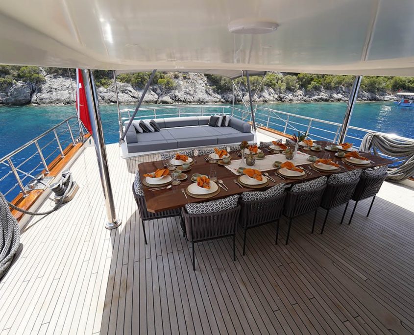 QUEEN OF MAKRI Dining area on Aft deck