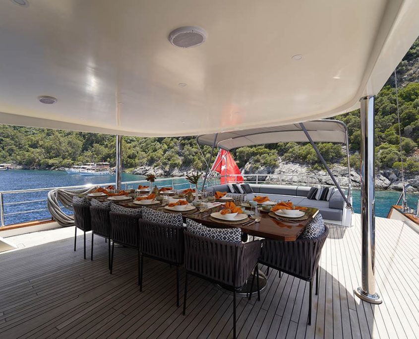 QUEEN OF MAKRI Dining area on Aft deck