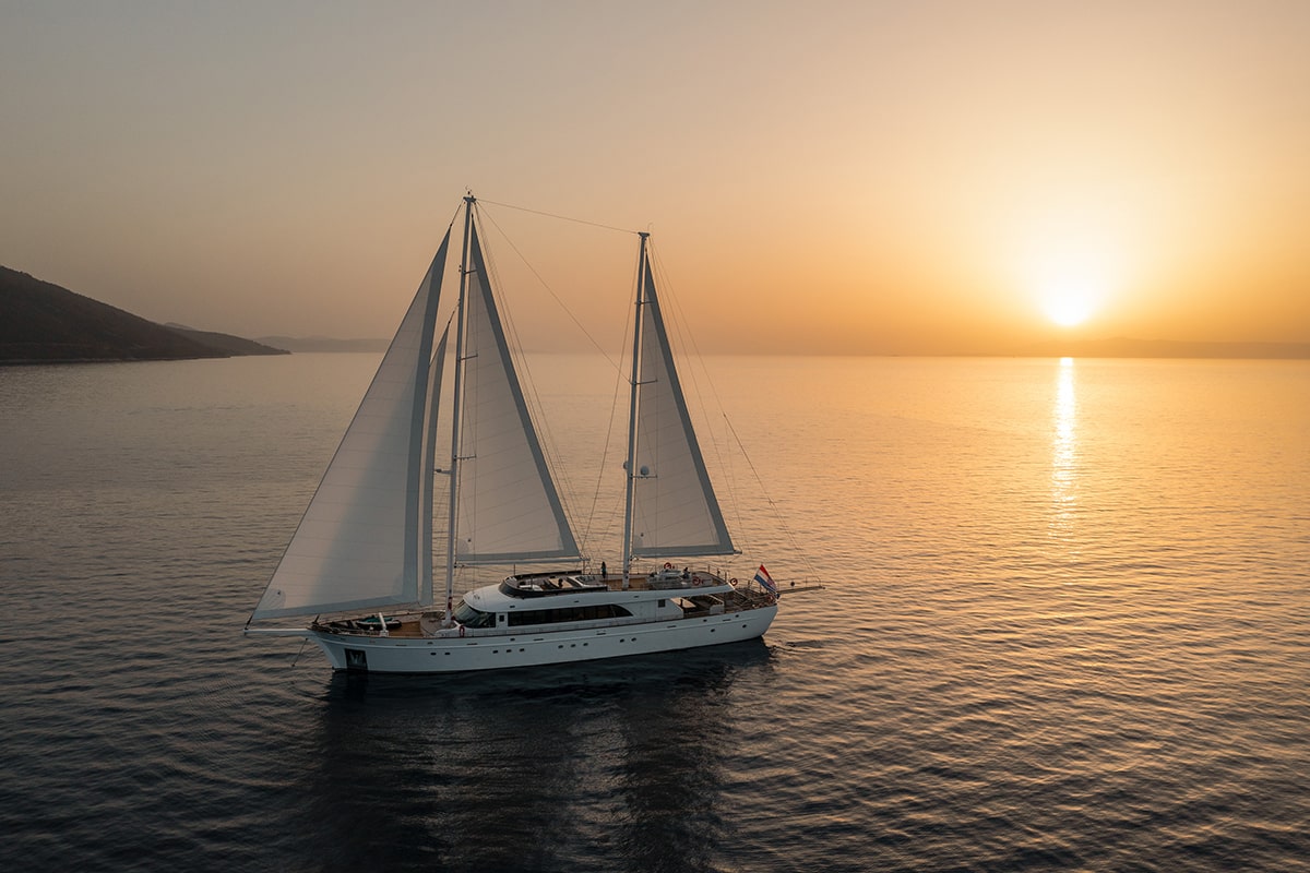 The Sailing Yacht Experience