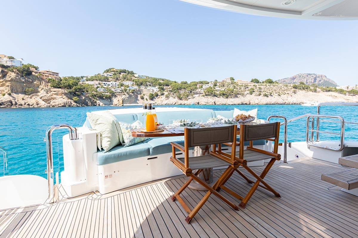 1. INTRODUCTION TO YACHT CHARTERING AS A PREMIER TRAVEL EXPERIENCE
