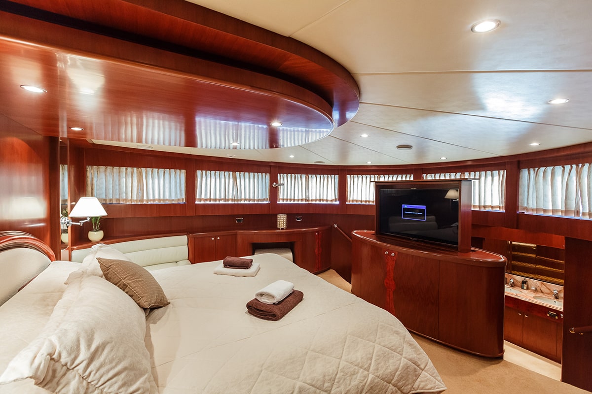 A. DEFINITION AND FEATURES OF A SUPERYACHT (2)