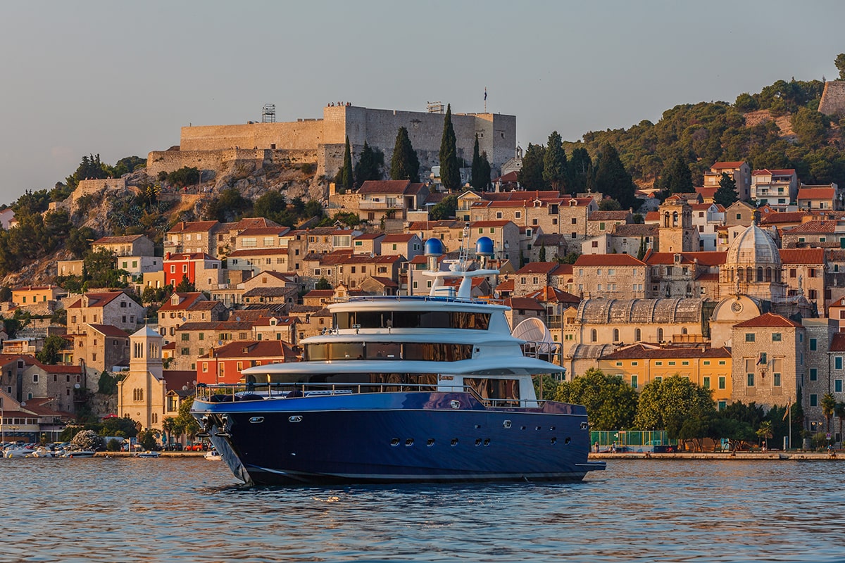B. THE ALLURE OF MEGA YACHTS AND THEIR OWNERS (2)