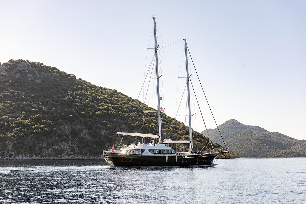 Benefits of Opting for a Luxury Yacht Rental
