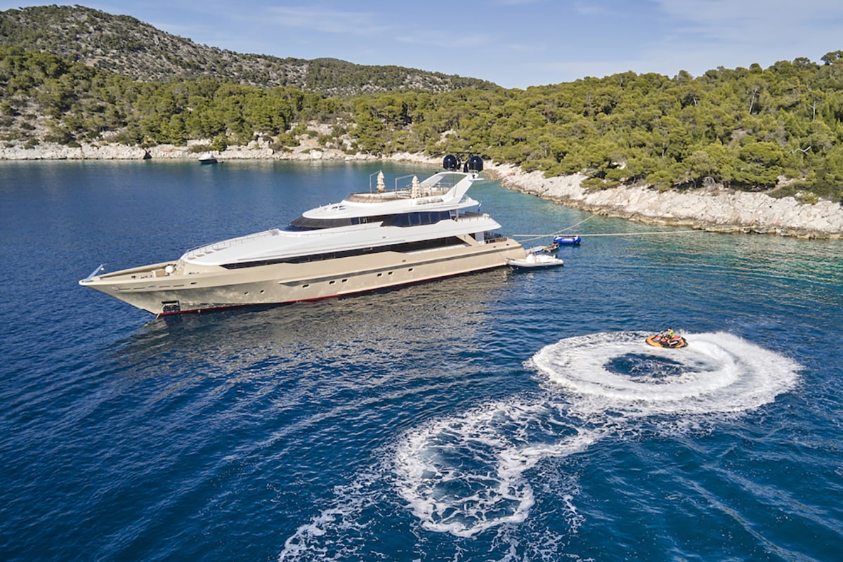 Private Yacht Rentals vs. Group Sailing Holidays