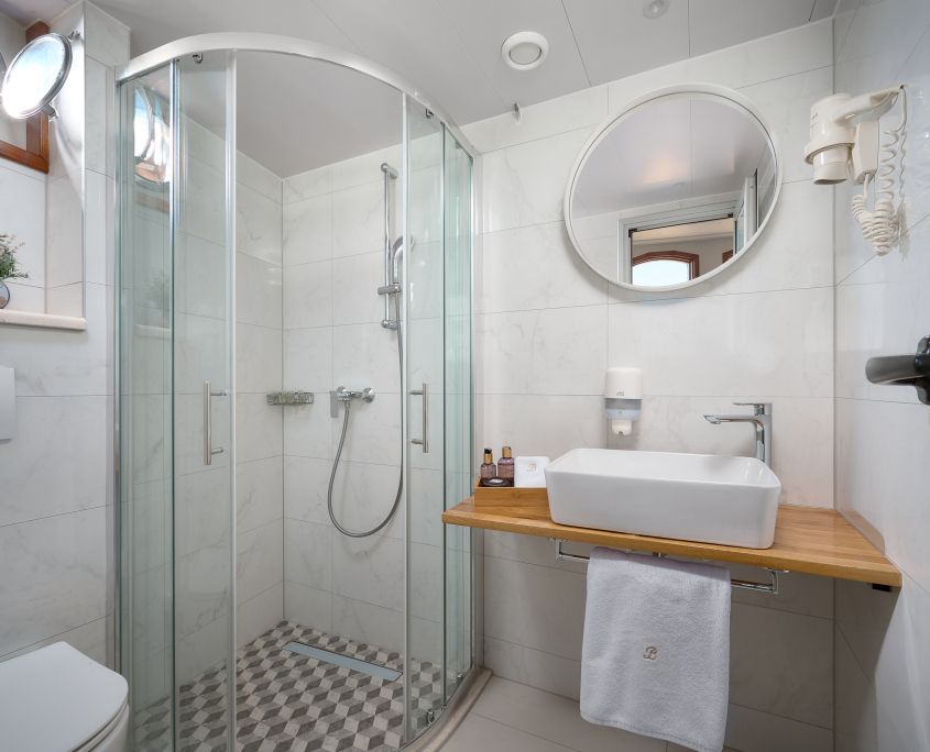 BELLEZZA Twin stateroom ensuite - Lower deck BELLEZZA Twin stateroom ensuite - Lower deck