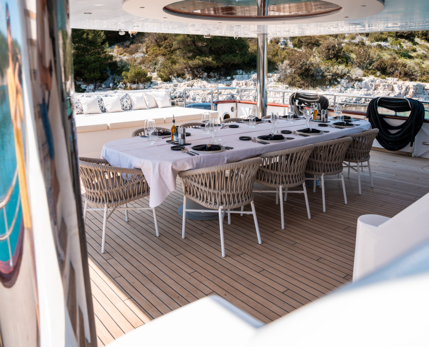 NOCTURNO Al fresco dinning - Aft deck
